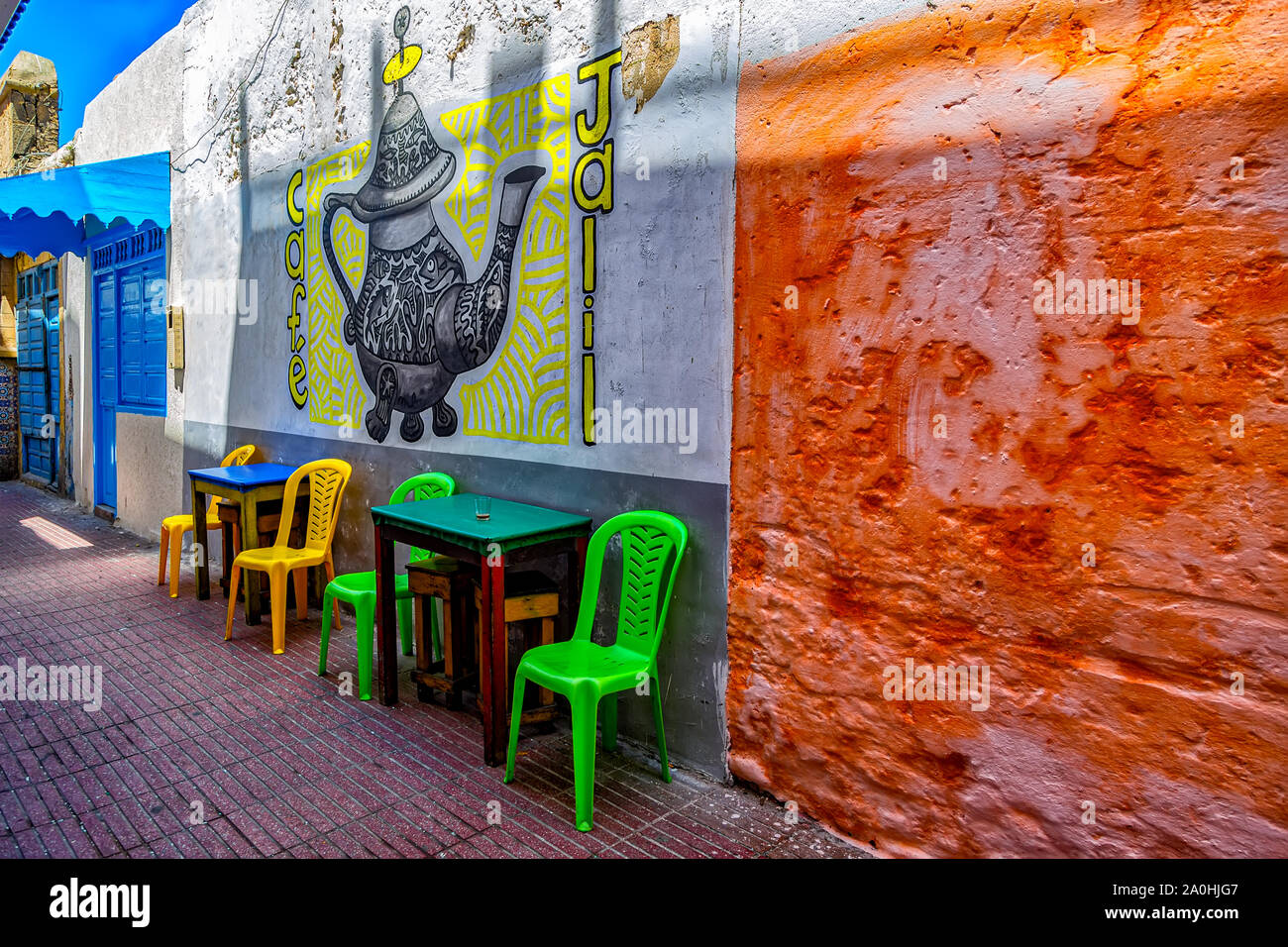 Farbenfrohe Wandmalereien und Einrichtung im traditionellen kleinen Restaurant oder Cafe der Gasse der Basar in Essaouria, Marokko. Stockfoto