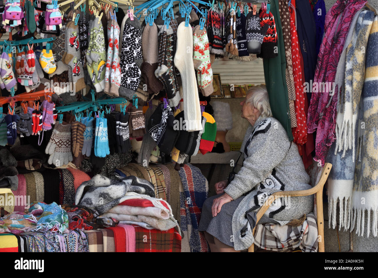 Vilnius, Litauen - 18. Mai: unbekannte Menschen Handel Souvenirs in der Altstadt von Vilnius am 18. Mai 2019 in Vilnius, Litauen. Vilnius ist die Hauptstadt von Lithua Stockfoto