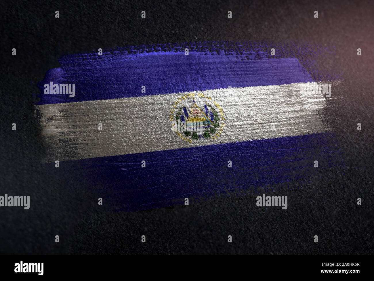 El Salvador Flagge aus metallischen Bürste Farbe auf Grunge dunkle Wand Stockfoto