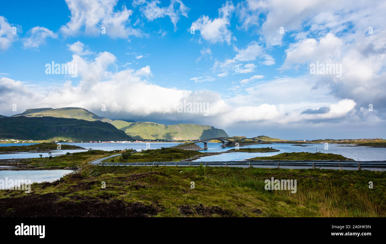 Landschaft Panoramablick auf fredvang Brücke, Torvoya und buoya Inseln und Hovdanvika Bay auf den Lofoten, Norwegen Stockfoto