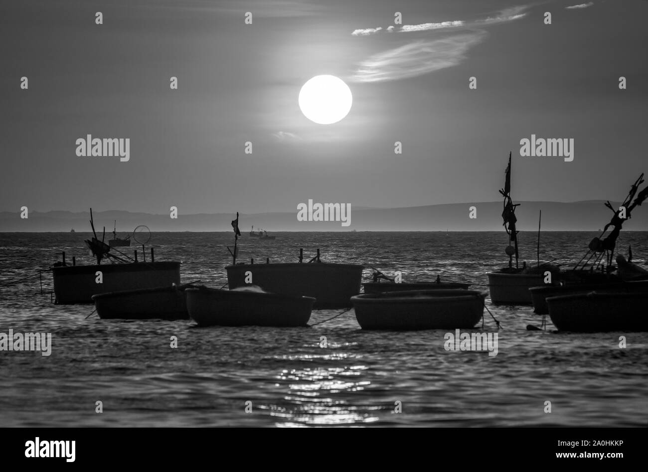 Meer Landschaft bei Sonnenuntergang, wenn die Fischerboote auf dem Meer Fisch zu ernten, den Tag ausklingen zu lassen. Stockfoto
