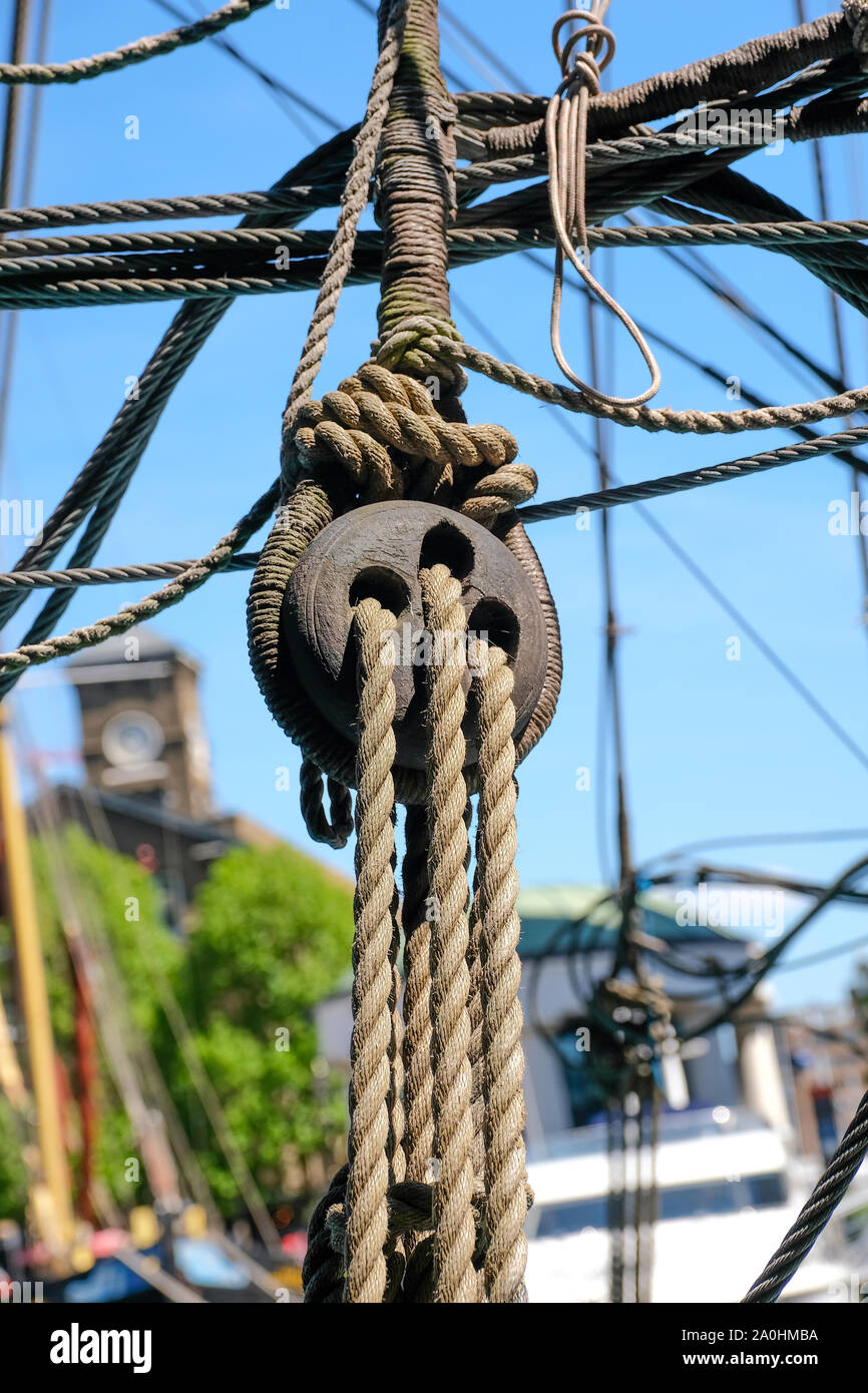 In der Nähe von Holz- segeln Block und Rigging auf alten Segelboot Stockfoto