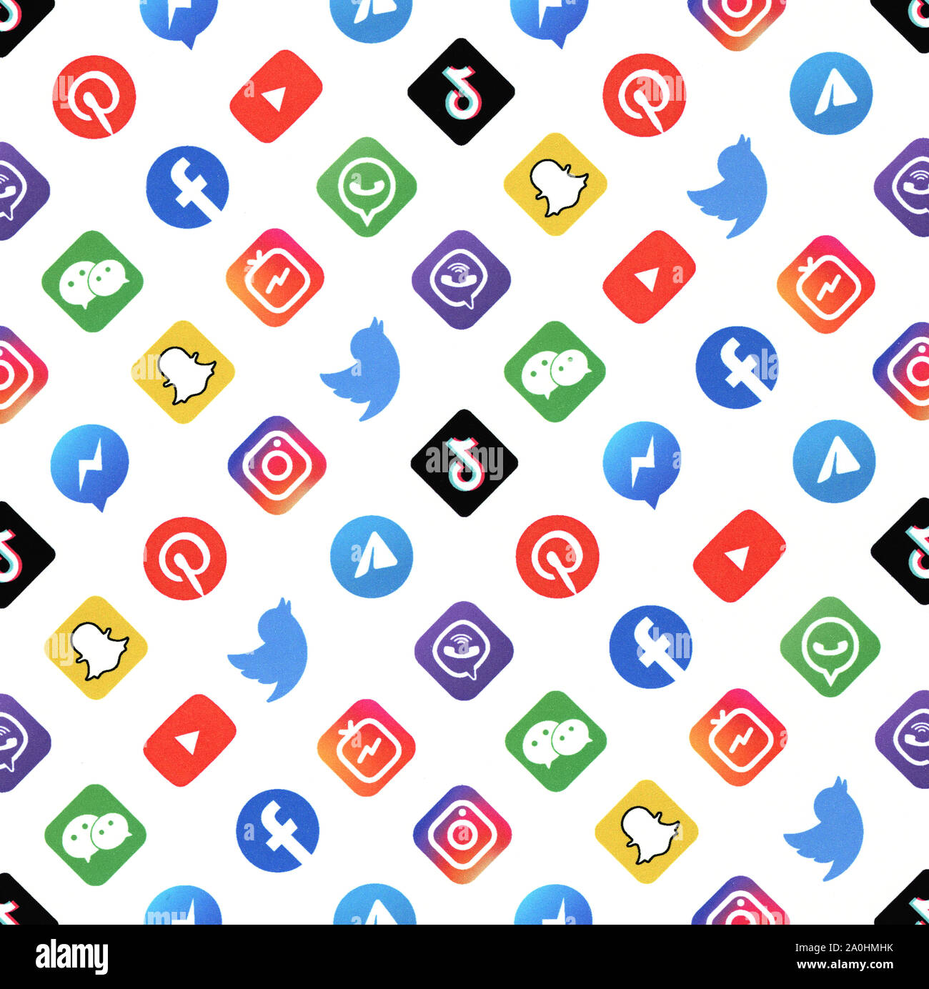 Kiew, Ukraine - September 20, 2019: Nahaufnahme von Papier mit gedruckten Logos Muster der bekannten Marken Social Media wie Facebook, YouTube Stockfoto