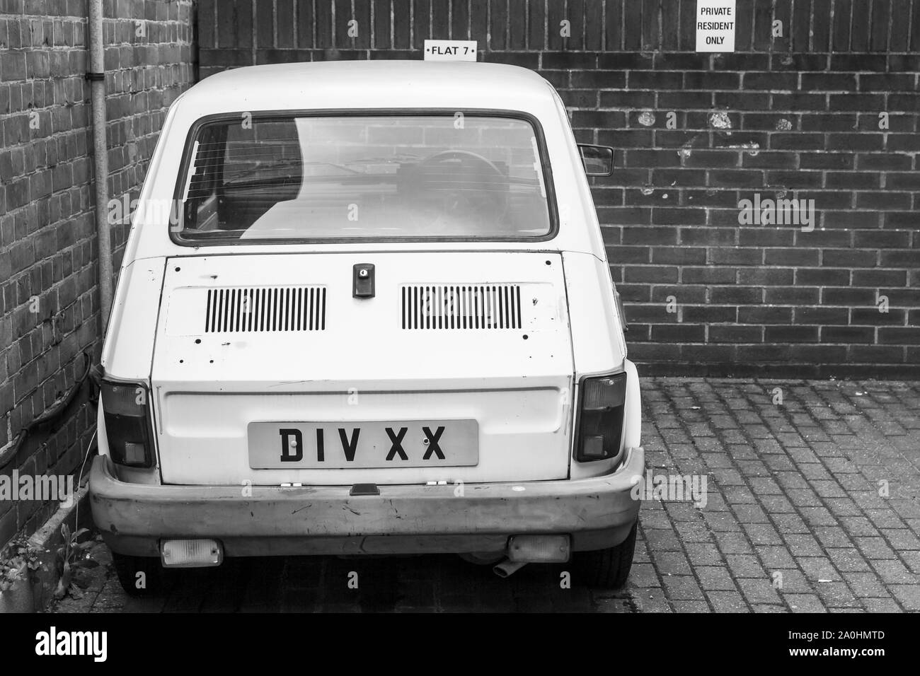 Southhampton, Großbritannien - 24 April 2019: Vintage White Fiat 126 Limousine steht auf einem privaten Parkplatz, Ansicht von hinten. Schwarz und Weiß Foto Stockfoto