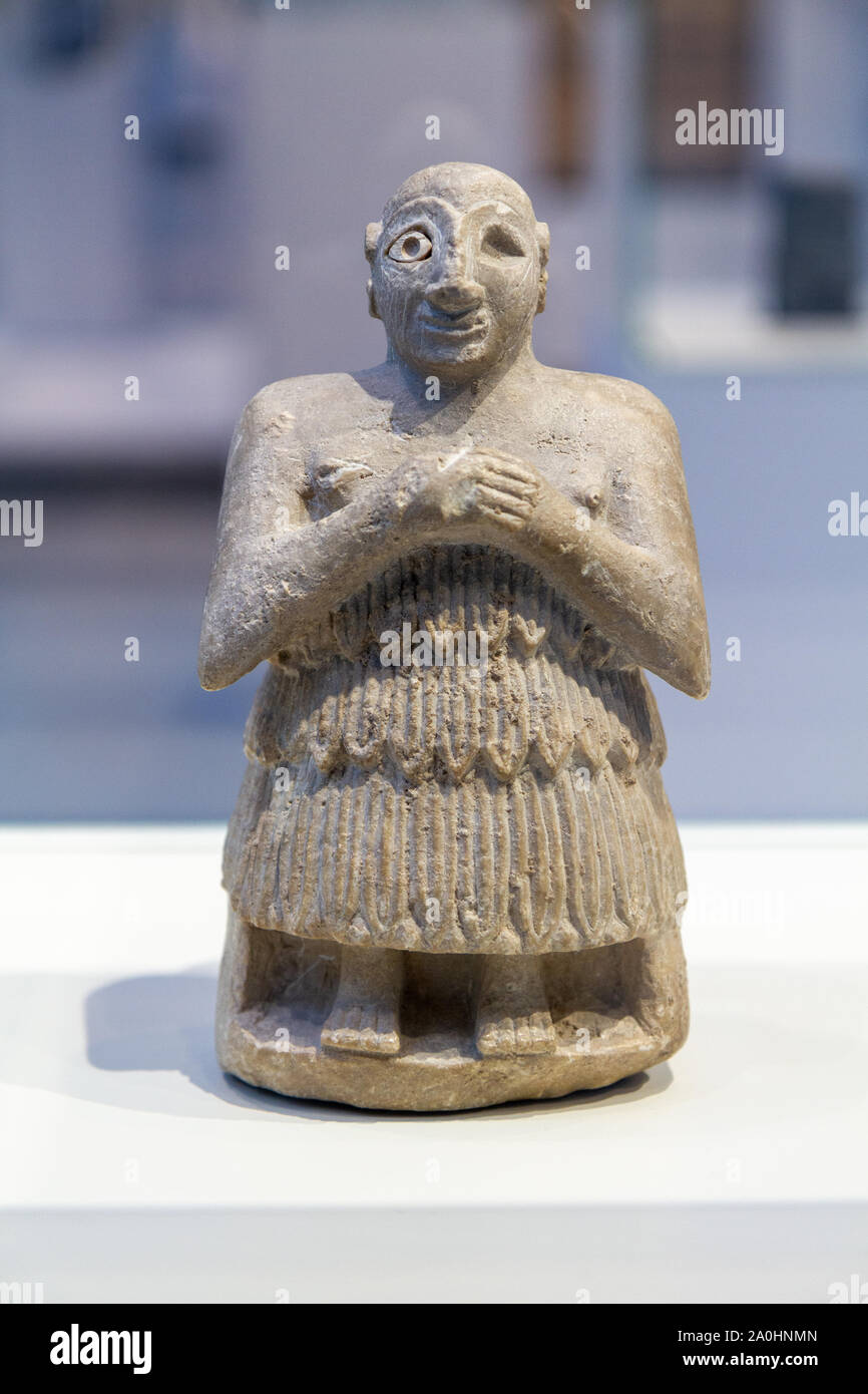 Ständige betende Menschen. Etwa 2400 v. Chr.. Aus Alabaster und Shell. Artefakt gefunden in Girsu? (Das heutige Tello) in Mesopotamien (heute Irak). Stockfoto