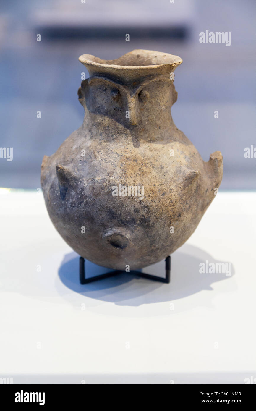 Vase mit einem Ausschnitt mit einem menschlichen Gesicht verziert. Um 2000 v. Chr.. Terrakotta. In Troy (heutige Hisarlik) in Anatolien (heutige Türkei). Stockfoto
