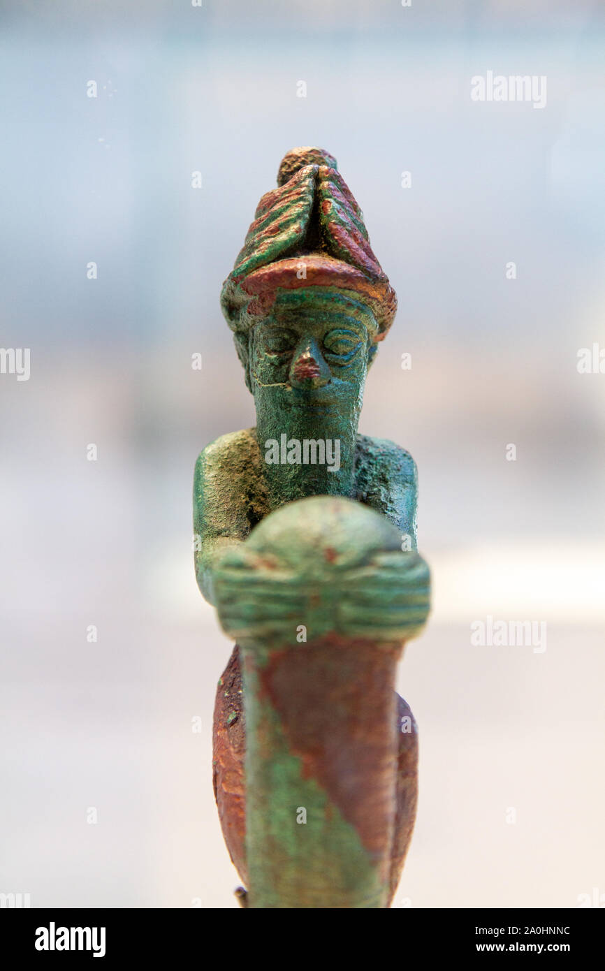 Kniend Gott einen Nagel in den Boden und Tablet zum Gedenken an die Gründung eines Tempels im Namen der Gudea, Fürst der Zustand von Lagash. Stockfoto