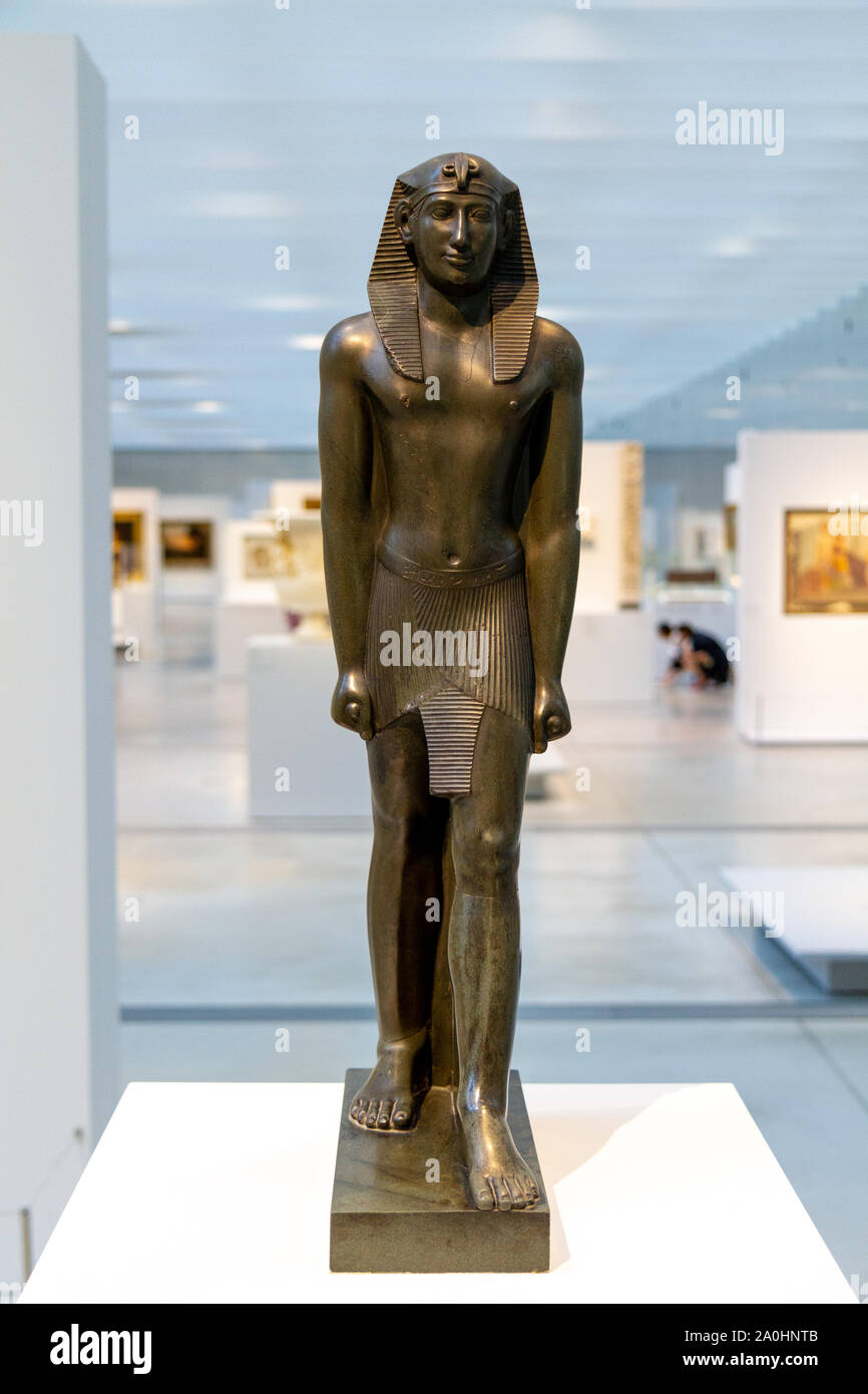 Pharao Psammetich II (595-589 v. Chr.). Stein Skulptur aus Ägypten. Um 590 v. Chr.. Das Museum des Louvre in Lens, Frankreich. Stockfoto