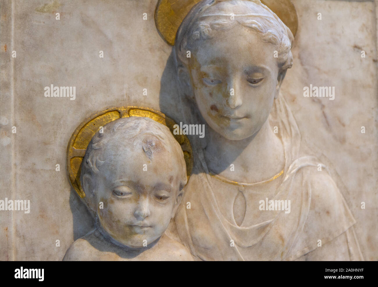 Jungfrau und Kind. Um 1470. Von Mino di Giovanni (auch als Mino da Fiesole), 1429-1484. Stein, Marmor, Spuren der Vergoldung. Das Louvre Museum. Stockfoto