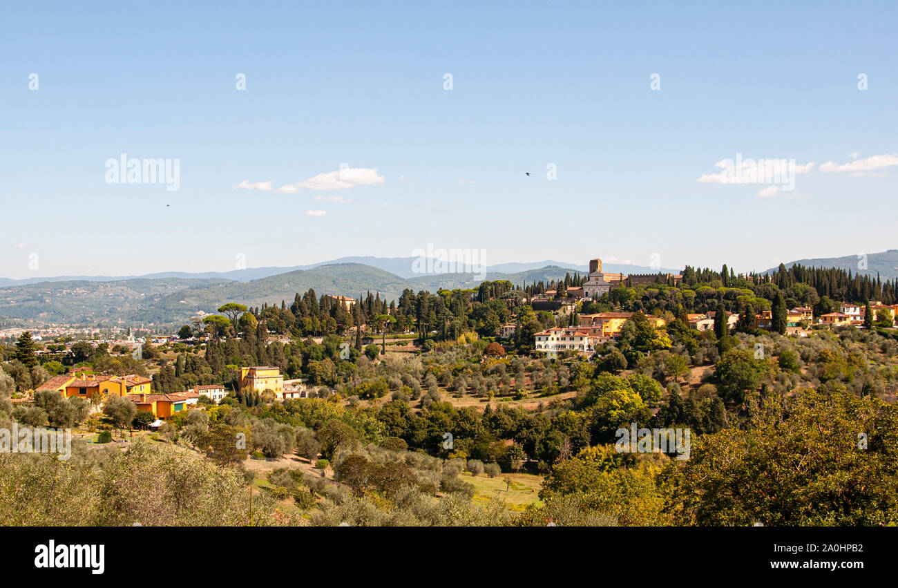 Schöner Blick auf die Kirche von San Miniato al Monte und den fiels, von Forte Belvedere in Florenz, Toskana, Italien Stockfoto