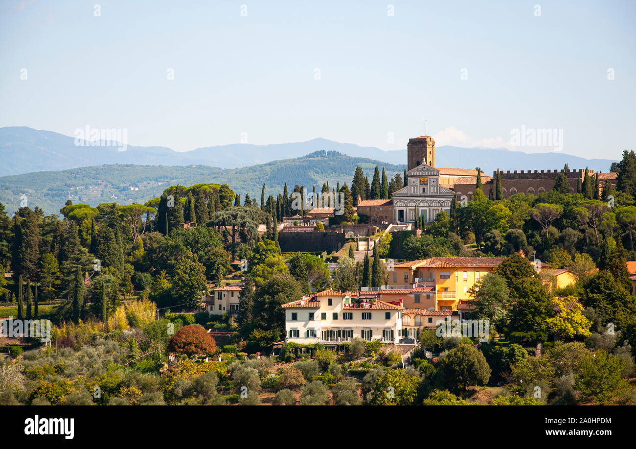 Schöner Blick auf die Kirche von San Miniato al Monte von Forte Belvedere in Florenz, Toskana, Italien Stockfoto