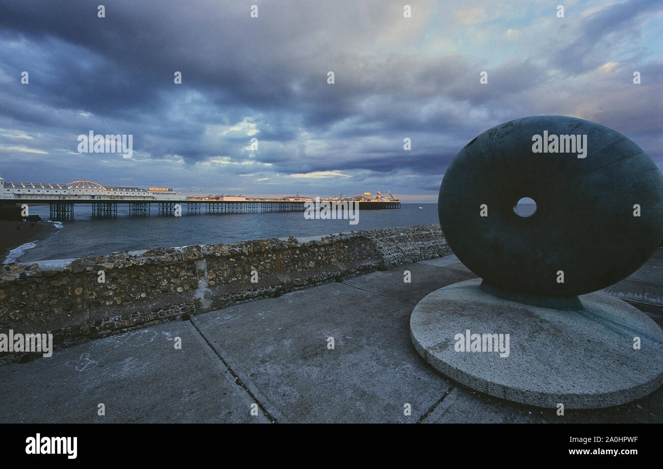 Palace Pier und die Bronzestatue flott, Brighton, East Sussex, England, UK. Ca. 80er Stockfoto