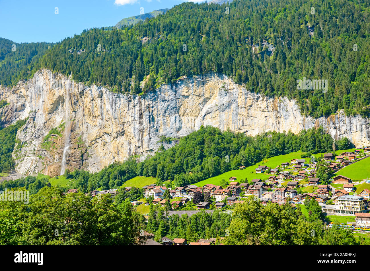 Wunderschöne Aussicht auf das Dorf Lauterbrunnen in der Schweiz mit der berühmten Staubach fällt auf die Felsen, oberhalb der kleinen Stadt. Alpine Landschaft. Die Schweiz im Sommer. Schweizer Alpen. Stockfoto