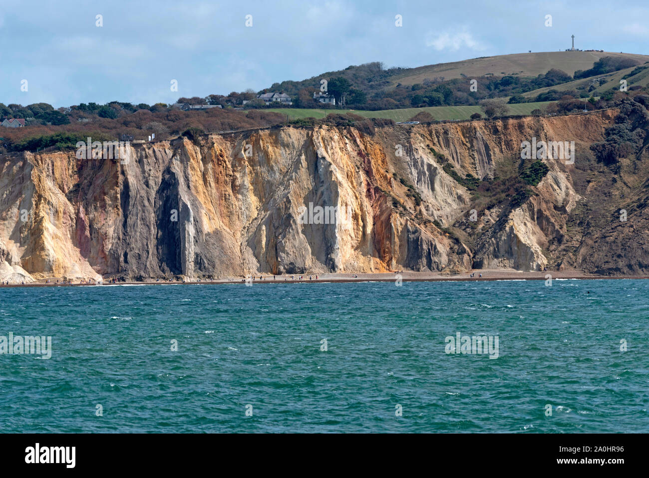 Alum Bay, Isle of Wight, England, UK. September 2019. Die Multi farbige Sandklippen der Alum Bay unter Headon Warren an der Westküste der Insel. Stockfoto