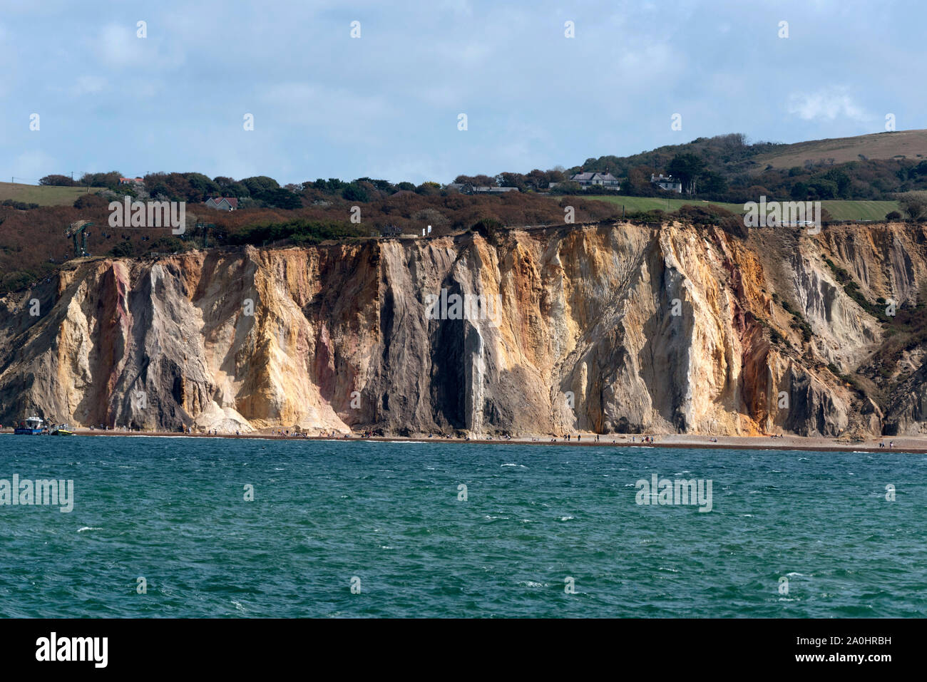 Alum Bay, Isle of Wight, England, UK. September 2019. Die Multi farbige Sandklippen der Alum Bay unter Headon Warren an der Westküste der Insel. Stockfoto
