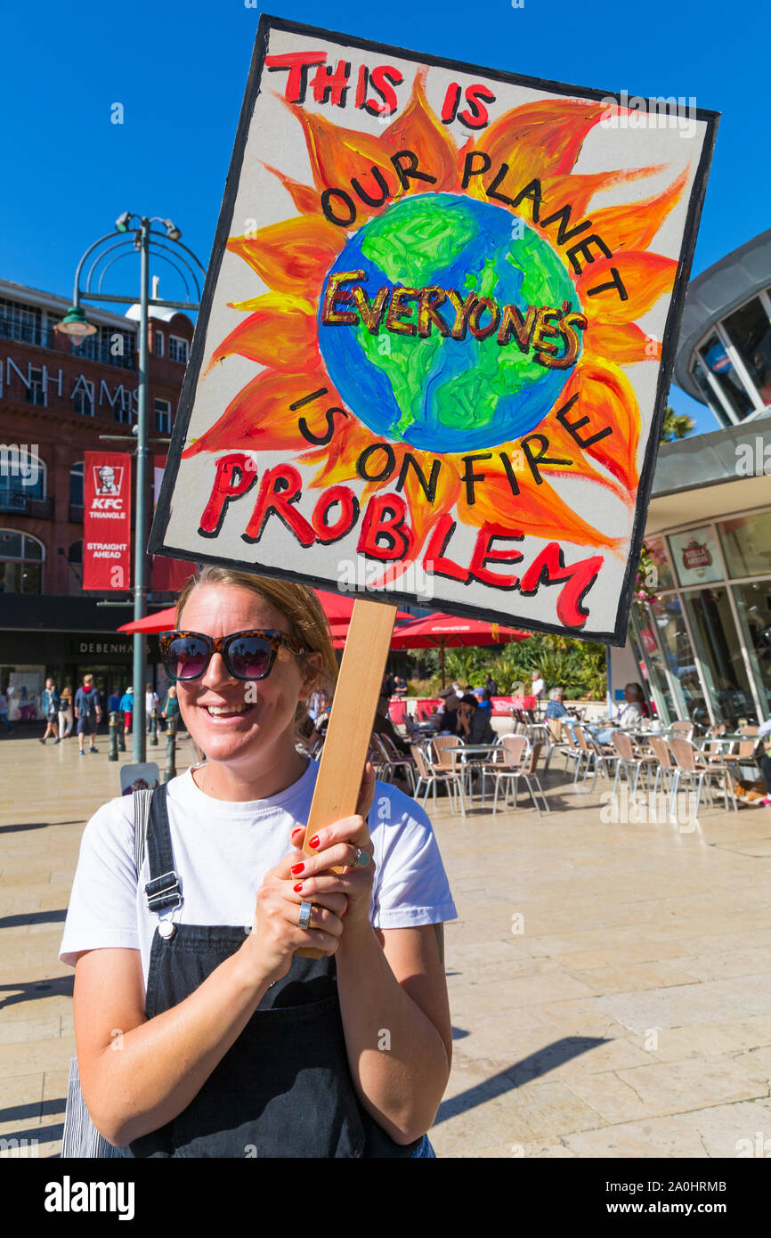 Bournemouth, Dorset UK. 20. September 2019. Die Demonstranten, Junge und Alte, versammeln sich in Bournemouth Square an einem heißen sonnigen Tag gegen Klimawandel und fordern Maßnahmen gegen den Klimawandel Aufschlüsselung von Regierung und Unternehmen, mehr zu tun, zu protestieren. BCP (Bournemouth, Christchurch, Poole) Rat haben angeblich mit Klage bedroht und könnte vor Gericht, bis Sie die ordnungsgemäße rechtzeitige Klimawandel Pläne produzieren. Frau mit Plakat - unser Planet ist auf Feuer dieser jedermanns Problem. Credit: Carolyn Jenkins/Alamy leben Nachrichten Stockfoto