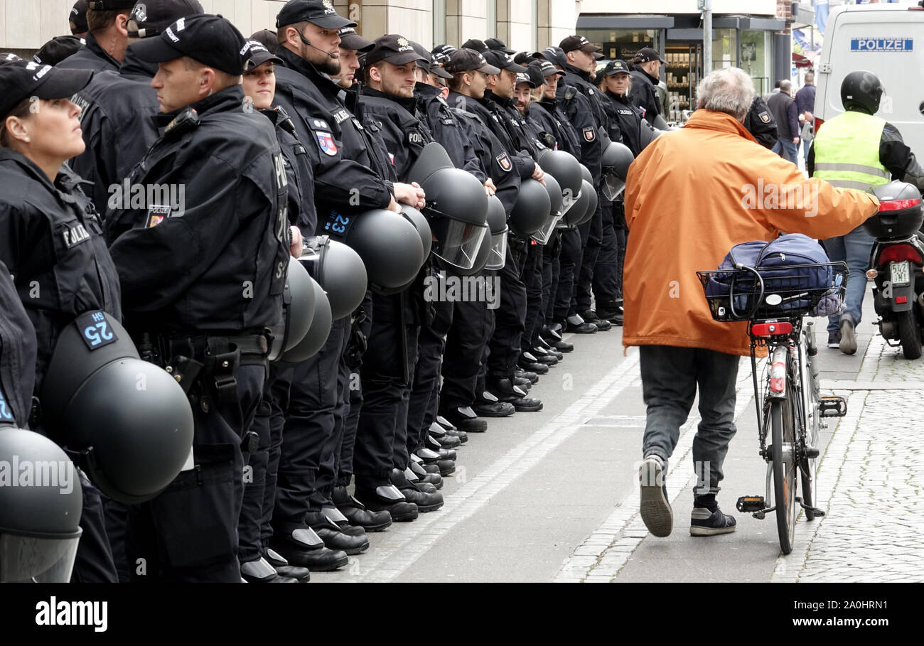 Kiel, Deutschland. 20 Sep, 2019. Polizisten, die von einem Radfahrer übergeben werden, stehen am Rande der Demonstration. Klimaschützer, Wissenschaftler und Gewerkschaften haben wieder einmal erhöht den Druck auf die Bundesregierung kurz vor der entscheidenden Sitzung des Klimaschrank. Die Bewegung der Freitag für die Zukunft kündigte an, dass mehr als 500 Demonstrationen in Deutschland registriert worden. Credit: Carsten Rehder/dpa/Alamy leben Nachrichten Stockfoto