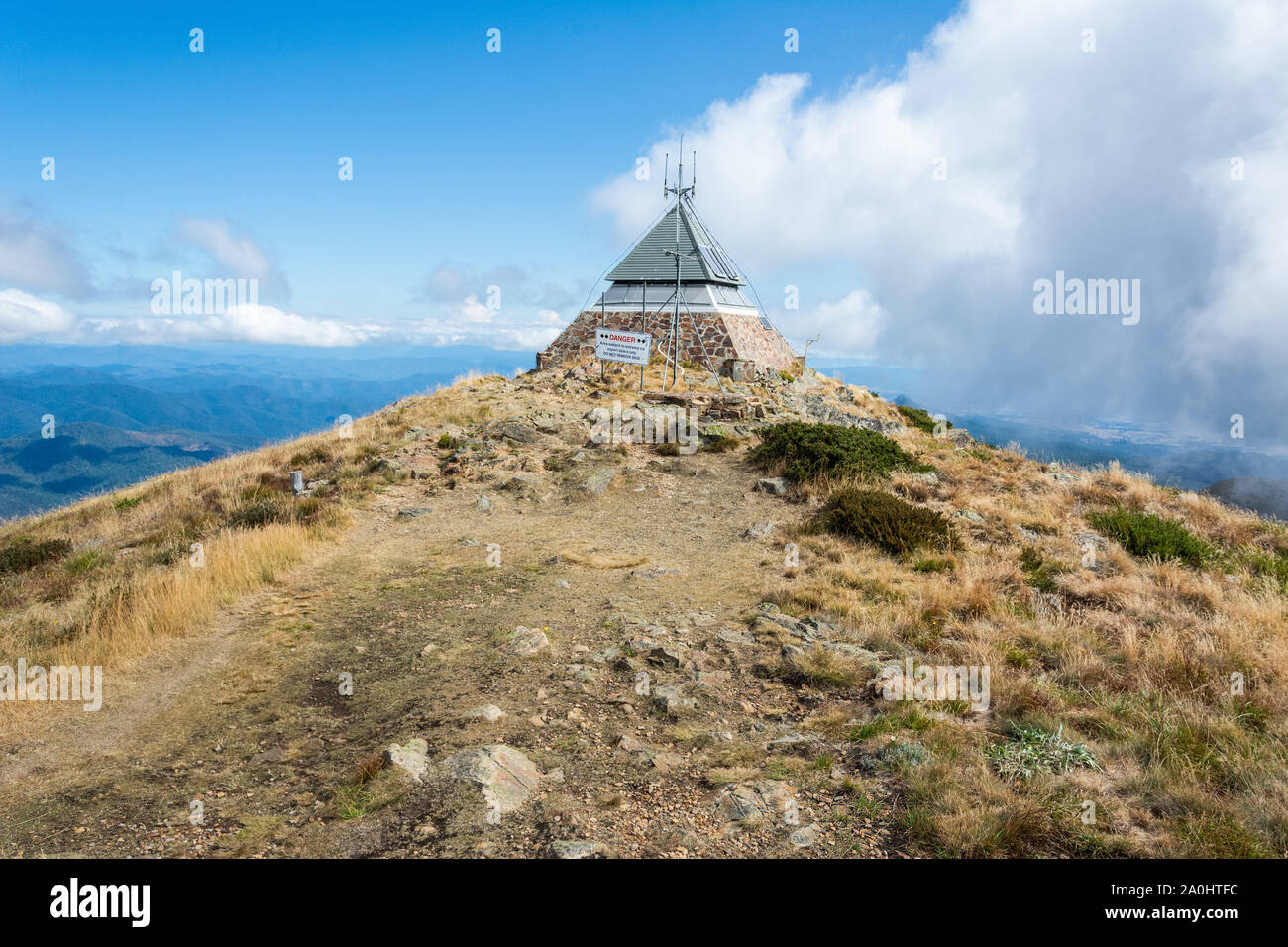 Fire Tower auf dem Gipfel des Mt Buller in Victoria, Australien, mit Warnzeichen "Zorn! Gebiete mit extremer Schnee. Nur erfahrene Skifahrer. Nicht REM Stockfoto