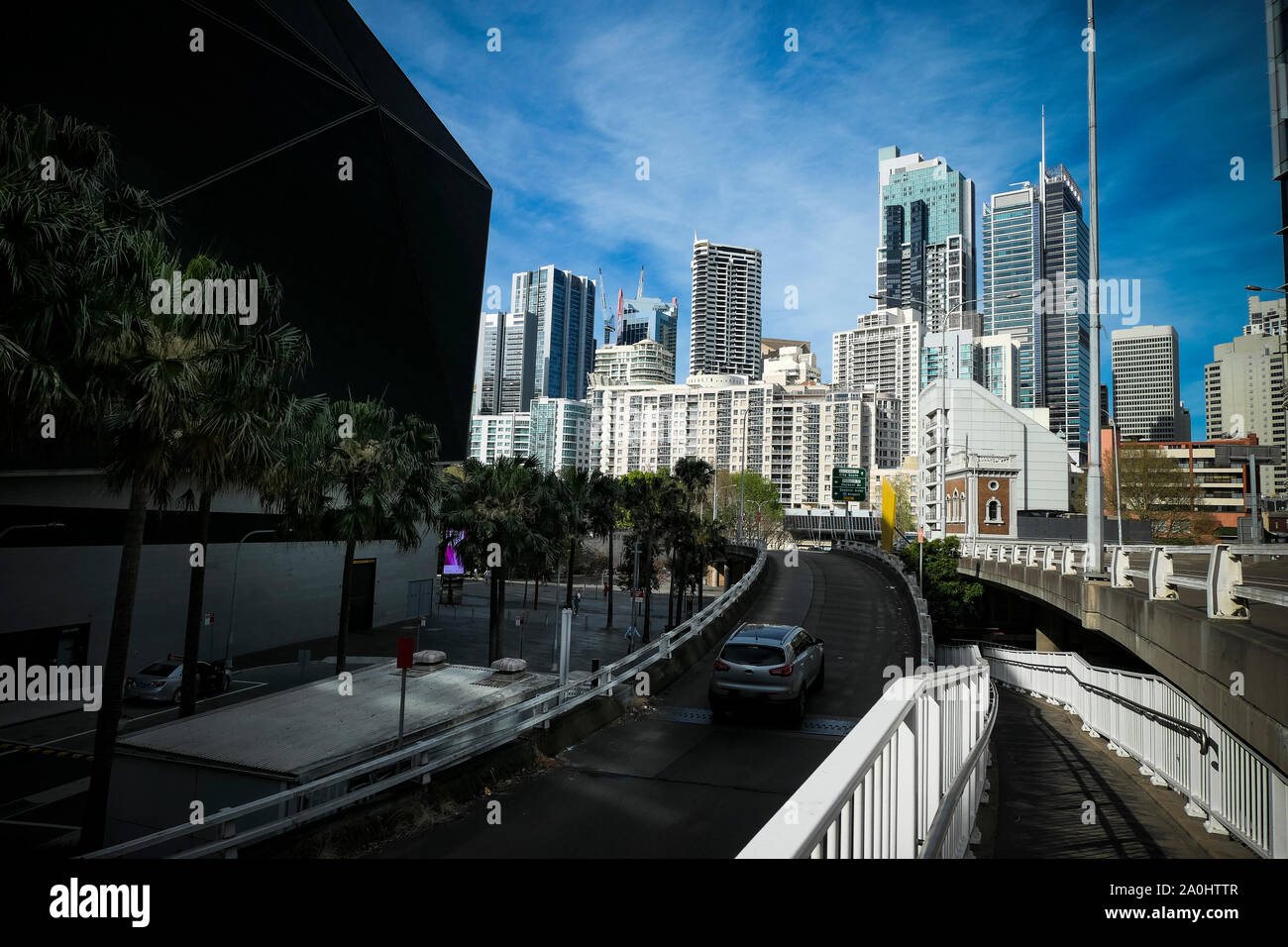 Sydney Stadtbild mit Straße und Wolkenkratzer Hintergrund Stockfoto