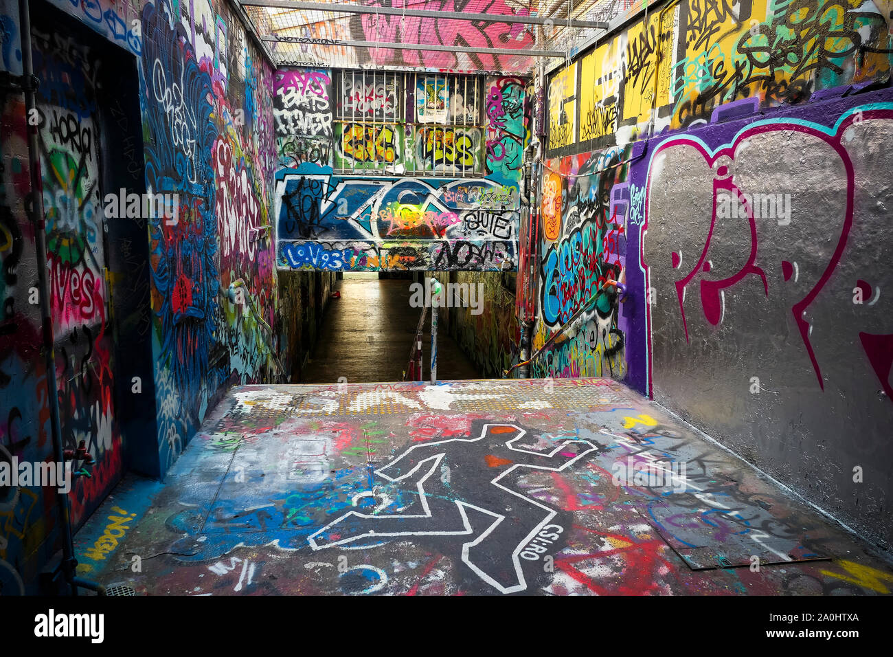 Coole urbane Graffiti auf alle Teile der Unterführung Stockfoto