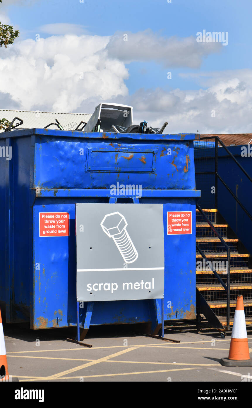 Voller scrapmetal im Rat Haushalt Recycling center Vereinigtes Königreich überspringen Stockfoto