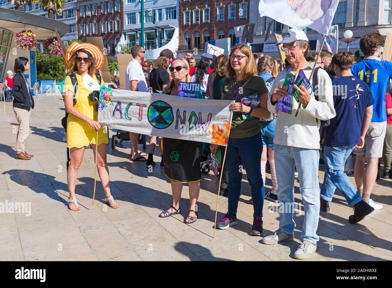 Bournemouth, Dorset UK. 20. September 2019. Die Demonstranten, Junge und Alte, versammeln sich in Bournemouth Square an einem heißen sonnigen Tag gegen Klimawandel und fordern Maßnahmen gegen den Klimawandel Aufschlüsselung von Regierung und Unternehmen, mehr zu tun, zu protestieren. BCP (Bournemouth, Christchurch, Poole) Rat haben angeblich mit Klage bedroht und könnte vor Gericht, bis Sie die ordnungsgemäße rechtzeitige Klimawandel Pläne produzieren. Aussterben Rebellion halten, handeln Sie jetzt Banner. Credit: Carolyn Jenkins/Alamy leben Nachrichten Stockfoto