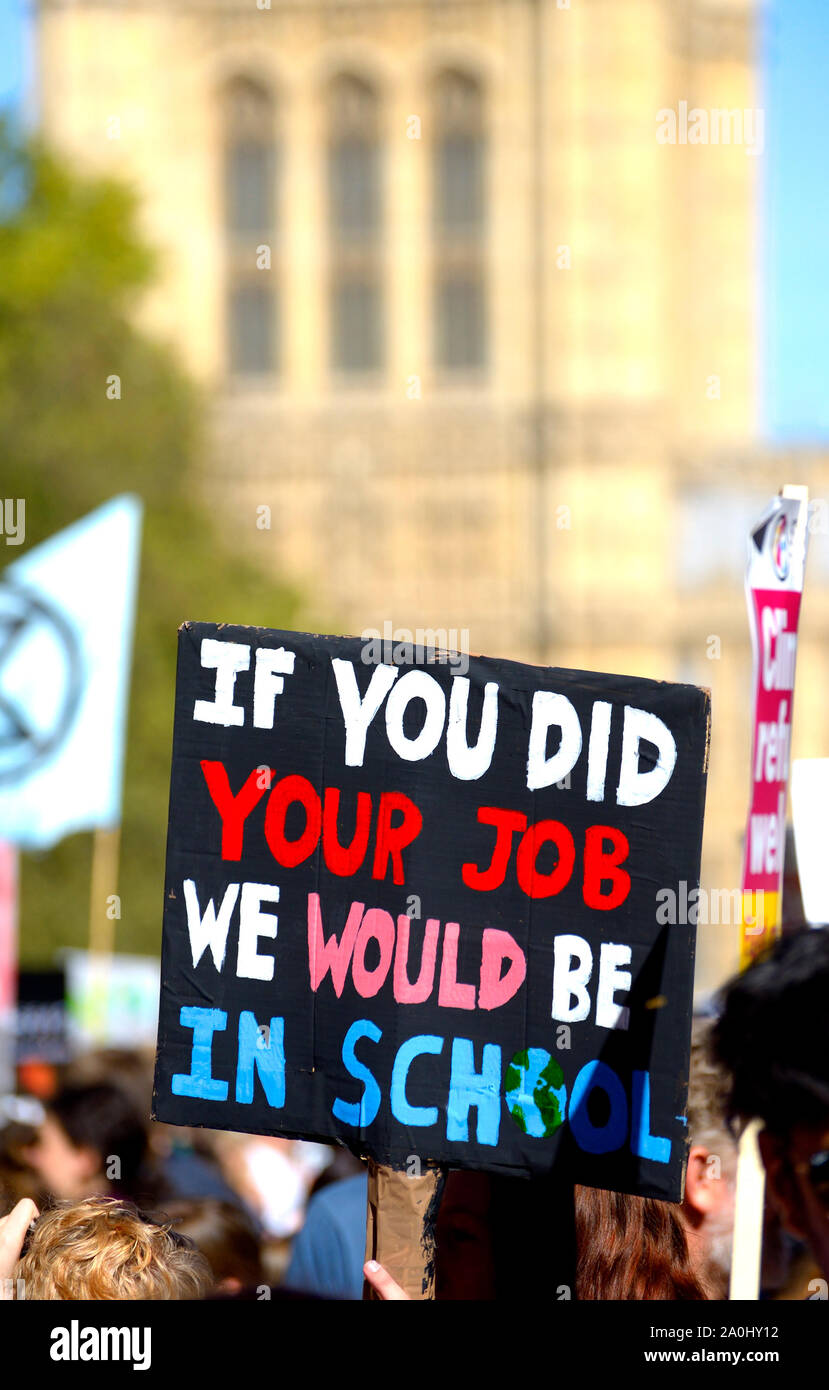London, Großbritannien. September 2019. Der globale Klimastreik in London marschiert von Westminster, entlang der Themse zum Trafalgar Square. Stockfoto