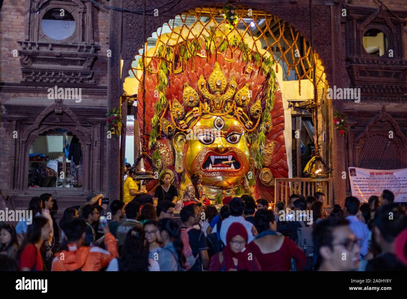 Maske von Swet Bhairav setzen auf dem Display während Indra Jatra Festival Stockfoto Maske von Swet Bhairav setzen auf dem Display während Indra Jatra Festival Stockfoto