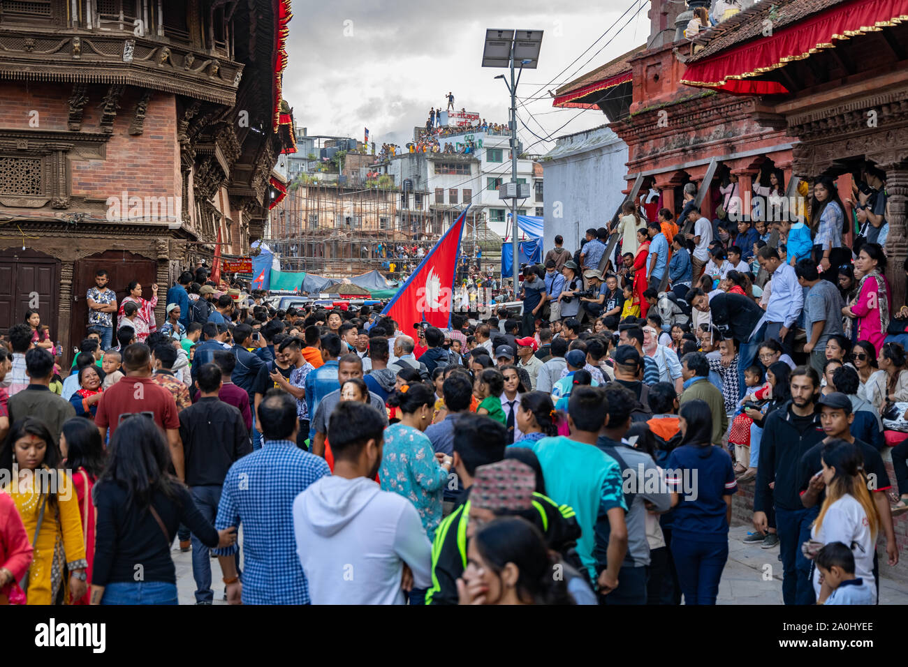 Menschenmenge versammelt zu sehen und Indra Jatra Festival feiern. Stockfoto