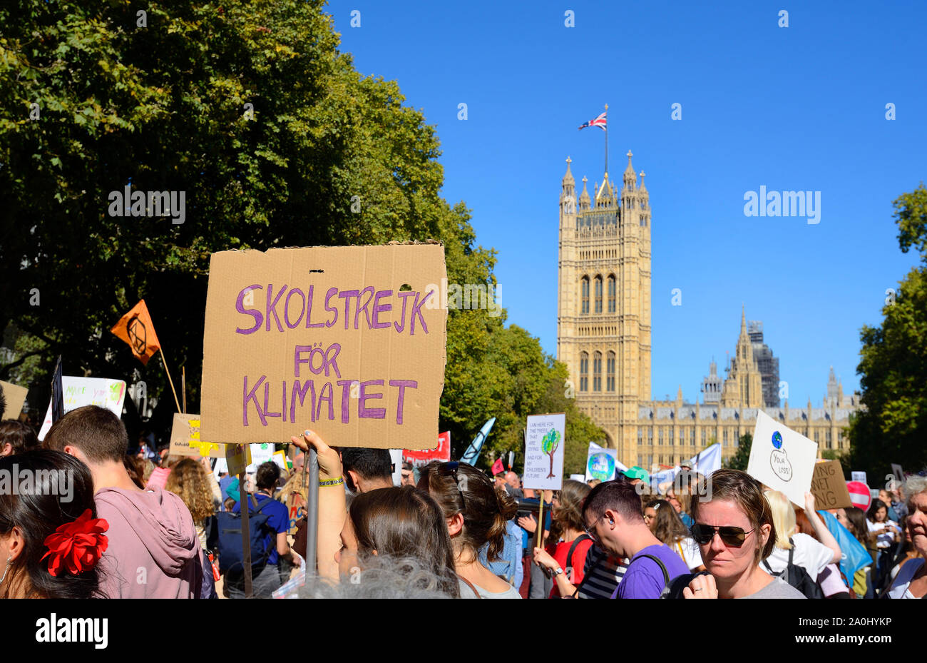 London, Großbritannien. September 2019. Der globale Klimastreik in London marschiert von Westminster, entlang der Themse zum Trafalgar Square. Stockfoto