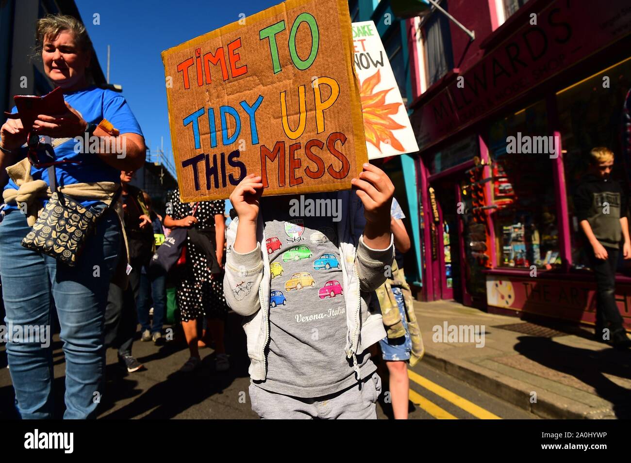 Aberystwyth Wales UK Freitag, den 21. September 2019 Hunderte von Schülern, Studenten und anderen Unterstützern, marschierten durch die Straßen von Aberystwyth als Teil der 'Erde', eine weltweite Serie Events über und das Bewusstsein für die Bedrohung des Klimawandels für den Planeten zu protestieren. Die Proteste sind zeitlich festgelegt, bis 3 Tage vor dem UN-Klimagipfel in Notfällen am 23. September. Photo credit Keith Morris/Alamy leben Nachrichten Stockfoto