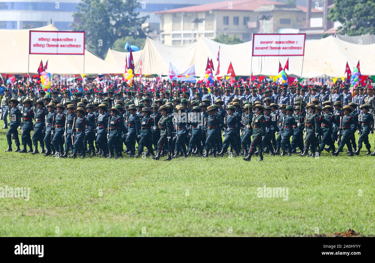 Nepalesische Soldaten März während der Feier. der Tag der Verfassung in Nepal war in früheren Jahren auf November 9. die Verfassung von 1990 zu gedenken, sondern im Jahr 2015, eine neue Verfassung wurde am 20. September in Kraft, mit dem Datum der Feierlichkeiten entsprechend verschoben werden. Stockfoto