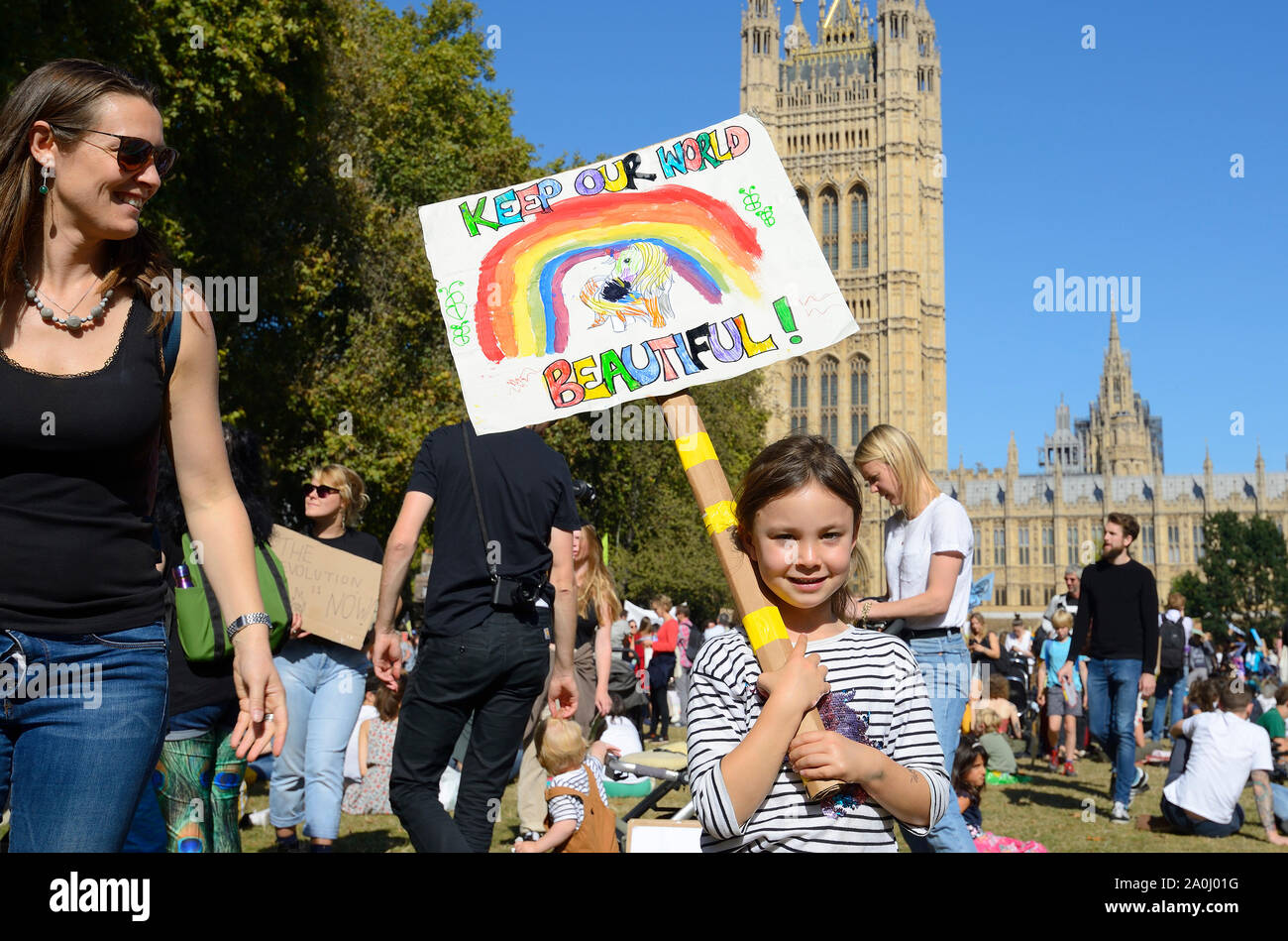 London, Großbritannien. September 2019. Der globale Klimastreik in London marschiert von Westminster, entlang der Themse zum Trafalgar Square. Stockfoto