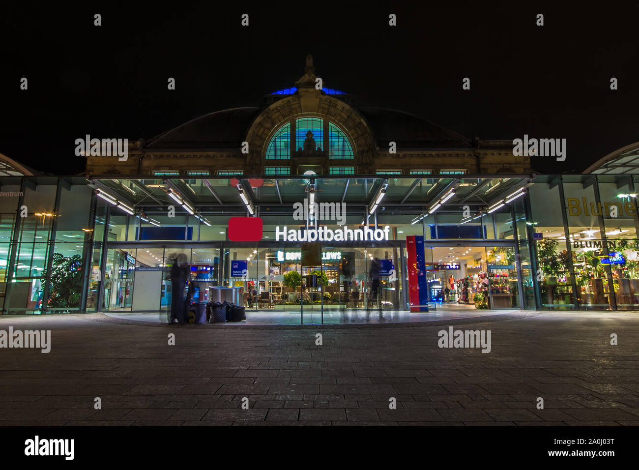 Night Shot der Bahnhof in Halle an der Saale Stockfoto