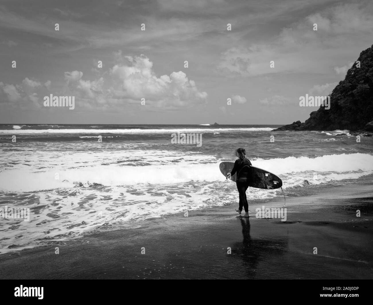 Ein junger Surfer Girl bereit, um die Wellen zu geniessen, Martinique. Stockfoto