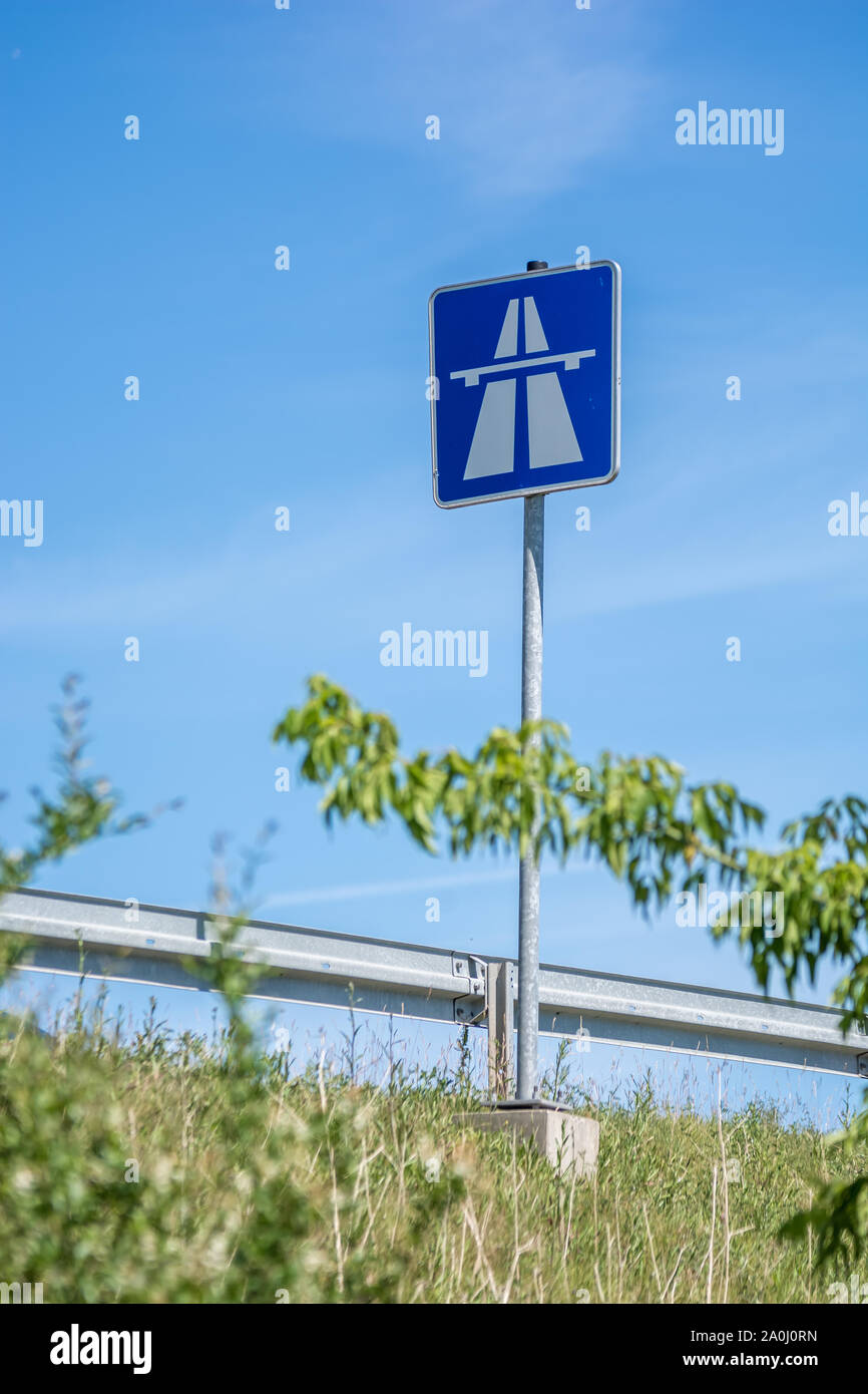 Hinweisschild an der Auffahrt der Autobahn Stockfoto