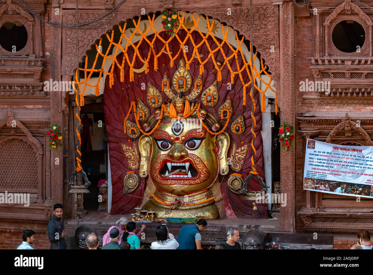 Maske von Swet Bhairav setzen auf dem Display während Indra Jatra Festival Stockfoto Maske von Swet Bhairav setzen auf dem Display während Indra Jatra Festival Stockfoto