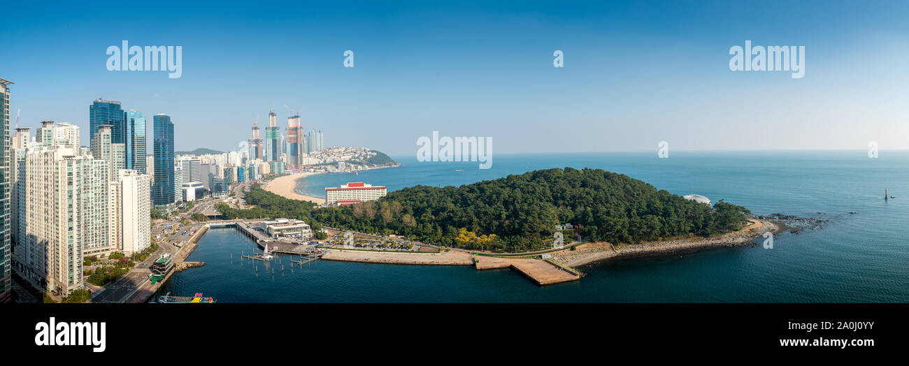 Luftbild Panorama der Wolkenkratzer und Haeundae Strand mit schönen Meer im Sommer von Busan, Südkorea. Busan Tourismus, moderne Stadt leben, oder Bus Stockfoto