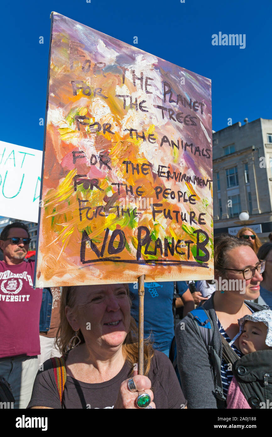 Bournemouth, Dorset UK. 20. September 2019. Die Demonstranten, Junge und Alte, versammeln sich in Bournemouth Square an einem heißen sonnigen Tag gegen Klimawandel und fordern Maßnahmen gegen den Klimawandel Aufschlüsselung von Regierung und Unternehmen, mehr zu tun, zu protestieren. BCP (Bournemouth, Christchurch, Poole) Rat haben angeblich mit Klage bedroht und könnte vor Gericht, bis Sie die ordnungsgemäße rechtzeitige Klimawandel Pläne produzieren. Frau mit Plakat - für den Planeten für die Bäume für die Tiere, für die Umwelt, für die Menschen, für die Zukunft kein Planet B. Credit: Carolyn Jenkins/Alamy leben Nachrichten Stockfoto