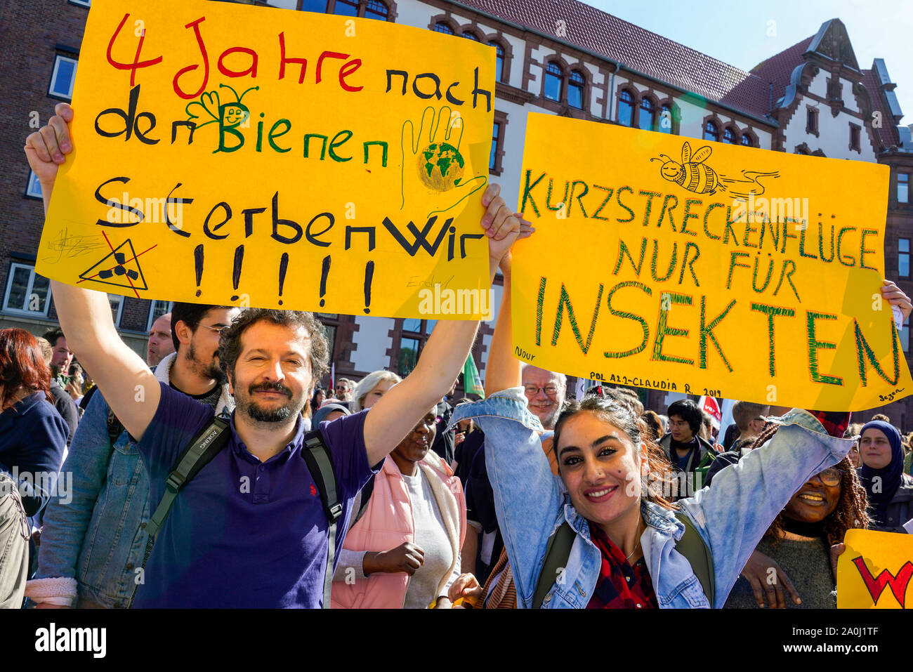 Dortmund/Deutschland, 20. Sept. 2019: Teilnehmer mit ihren Plakaten an den Freitagen für zukünftige Demonstration auf dem globalen Klimawandel Tag in Dortmund------- Dortmund, 20.09.2019: Teilnehmer mit Stand Plakaten bei der Freitags für Future-Demonstration am weltweiten Tag des Klimaschutzes in Dortmund, Deutschland Stockfoto