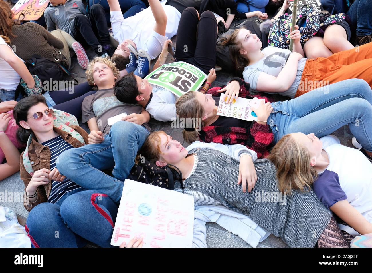 Hereford, Herefordshire, UK - Freitag 20 September 2019 - Schülerinnen und Schüler von den Hochschulen und Schulen in Hereford Bühne ein 'die 'außerhalb einer Niederlassung von Primark im Zentrum der Stadt auf ein Tag des Protestes gegen den Klimawandel als globales Klima Streik bekannt. Foto Steven Mai/Alamy leben Nachrichten Stockfoto