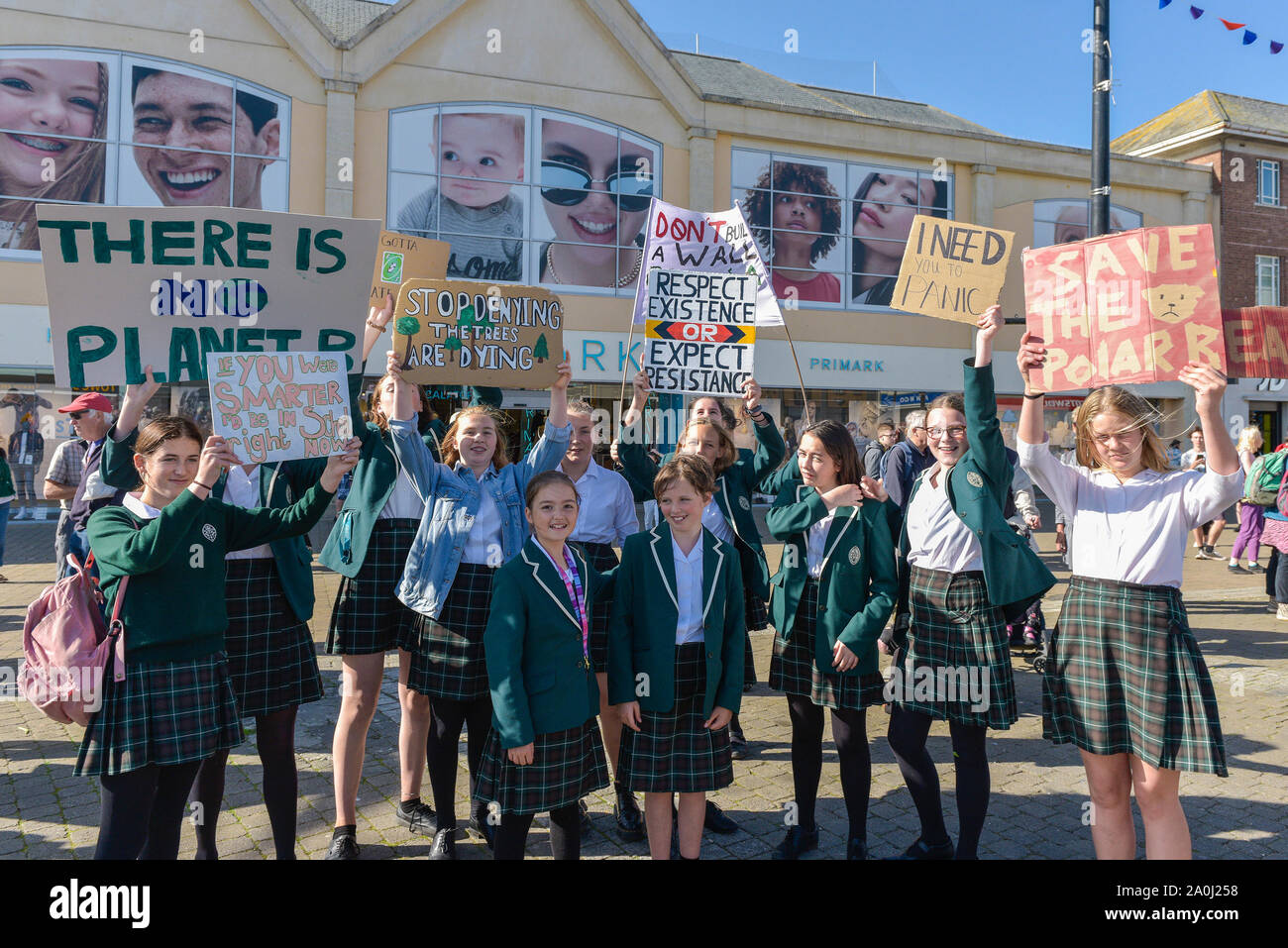 Truro, Cornwall, England. 20. September, 2019. Studenten aus Truro an der High School nahm sie den Tag an einem Gottesdienst Demonstration vom Aussterben Rebellion in Truro Stadtzentrum zu nehmen; die Demonstration ist Teil der koordinierten weltweiten Demonstrationen anspruchsvolle Aktion über den Klimawandel. Gordon Scammell/Alamy leben Nachrichten Stockfoto