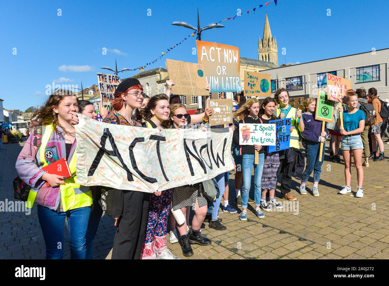 Truro, Cornwall, England. 20. September, 2019. Studierende nahmen ein Tag der von Schulen und Hochschulen an einer Kundgebung zu vom Aussterben Rebellion in Truro Stadtzentrum nehmen; die Demonstration ist Teil der koordinierten weltweiten Demonstrationen anspruchsvolle Aktion über den Klimawandel. Gordon Scammell/Alamy leben Nachrichten Stockfoto