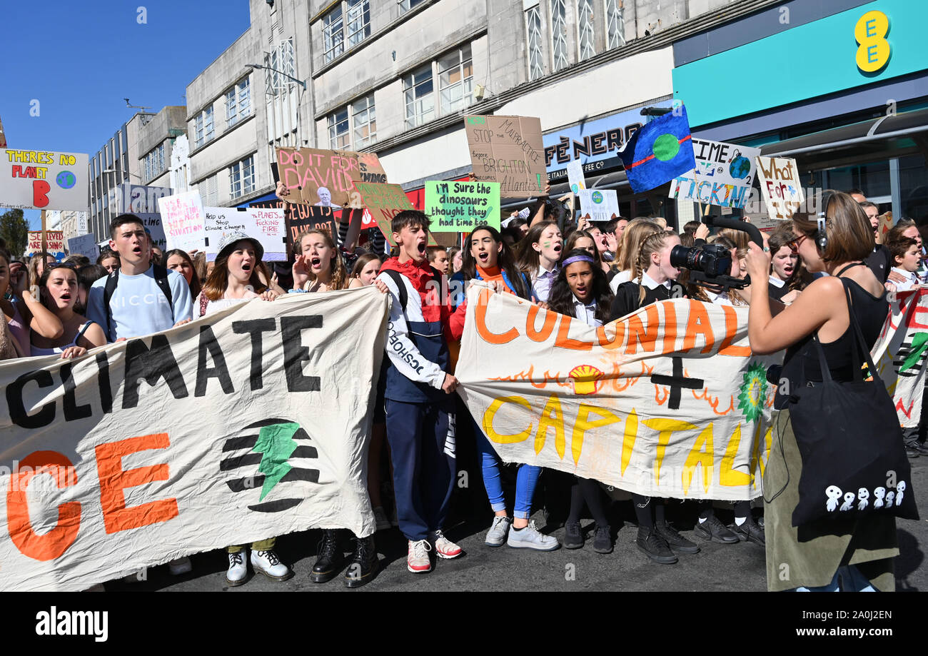 Brighton, UK, 20. September 2019 - Tausende Teil des globalen Klimas Streik Protest in Brighton. Erwachsene sind aufgefordert, zu Tausenden von Kindern, die in der weltweiten Proteste gegen die Untätigkeit der Regierung bei der Bekämpfung des Klimawandels: Simon Dack/Alamy Live News melden Sie Stockfoto