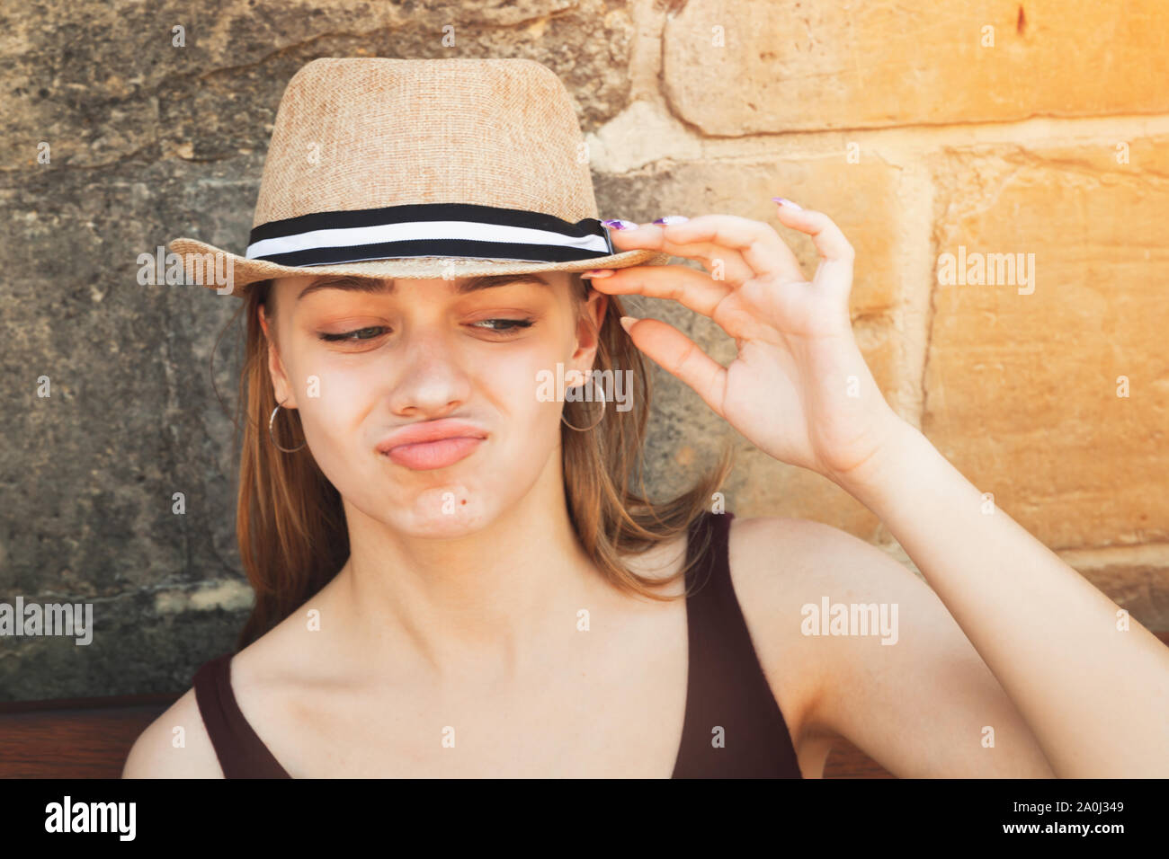 Gesicht Porträt der schönen Blondine posiert Europäischen Mädchen in einem Strohhut Stockfoto