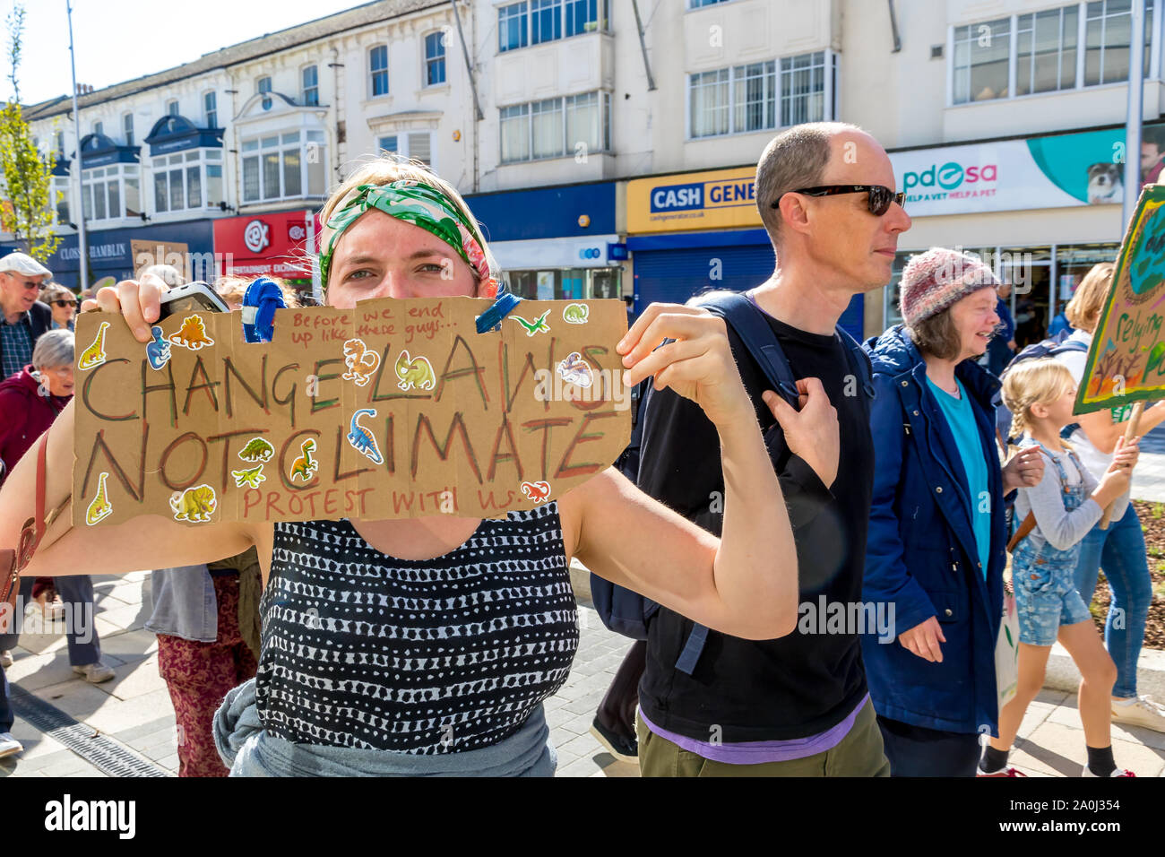 Eastbourne, Großbritannien. 20 Sep, 2019. Die Menschen vor Ort, die eine große Anzahl der Studenten im Zentrum der Stadt, bevor sie marschieren, zur Unterstützung der Jugend Streik 4 Klima zu protestieren Bewusstsein für ihre Bedenken, dass die internationalen Regierungen sind nicht schnell genug handeln, um den Klimawandel zu stoppen. Credit: Alan Fraser/Alamy leben Nachrichten Stockfoto