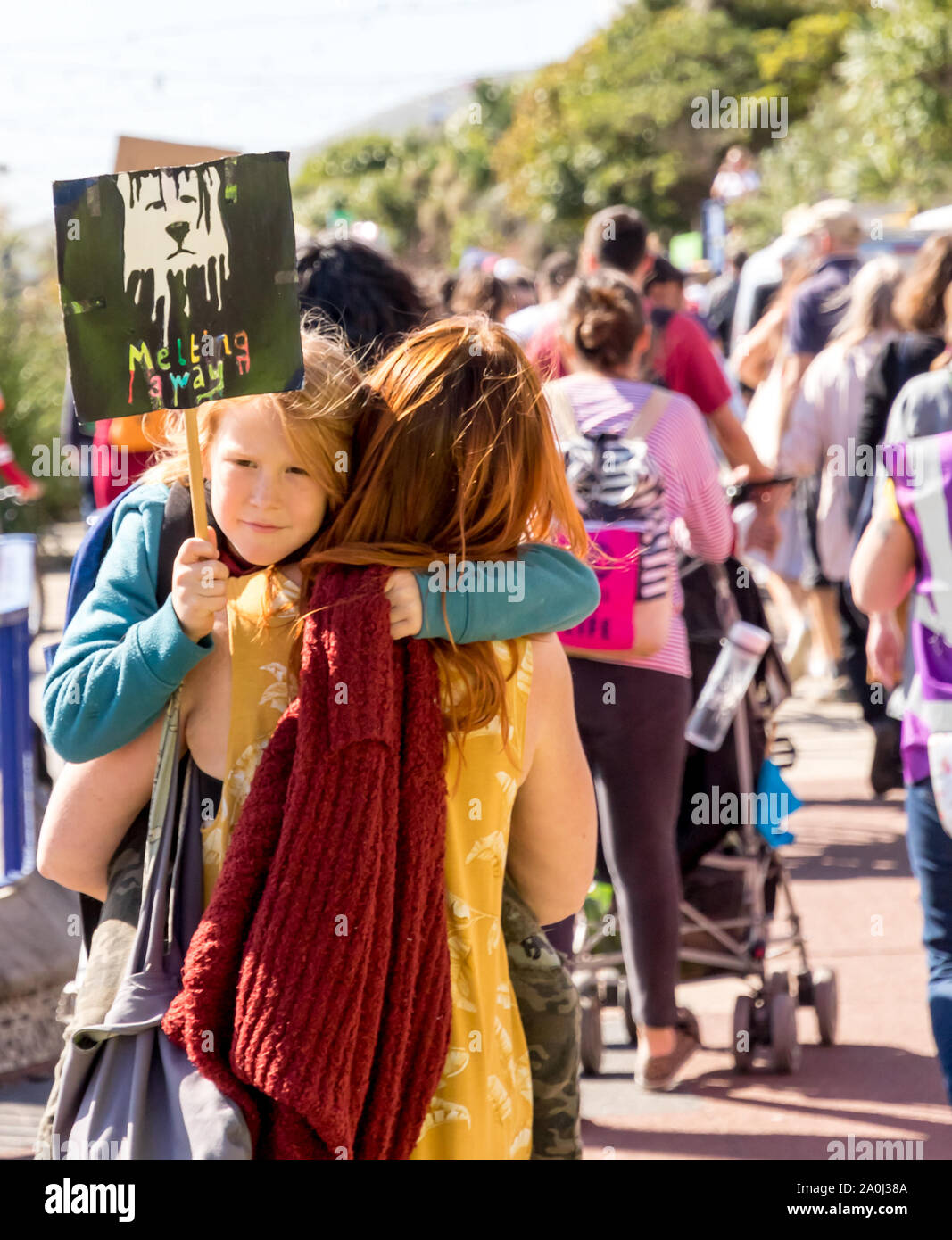 Eastbourne, Großbritannien. 20 Sep, 2019. Die Menschen vor Ort, die eine große Anzahl der Studenten im Zentrum der Stadt, bevor sie marschieren, zur Unterstützung der Jugend Streik 4 Klima zu protestieren Bewusstsein für ihre Bedenken, dass die internationalen Regierungen sind nicht schnell genug handeln, um den Klimawandel zu stoppen. Credit: Alan Fraser/Alamy leben Nachrichten Stockfoto