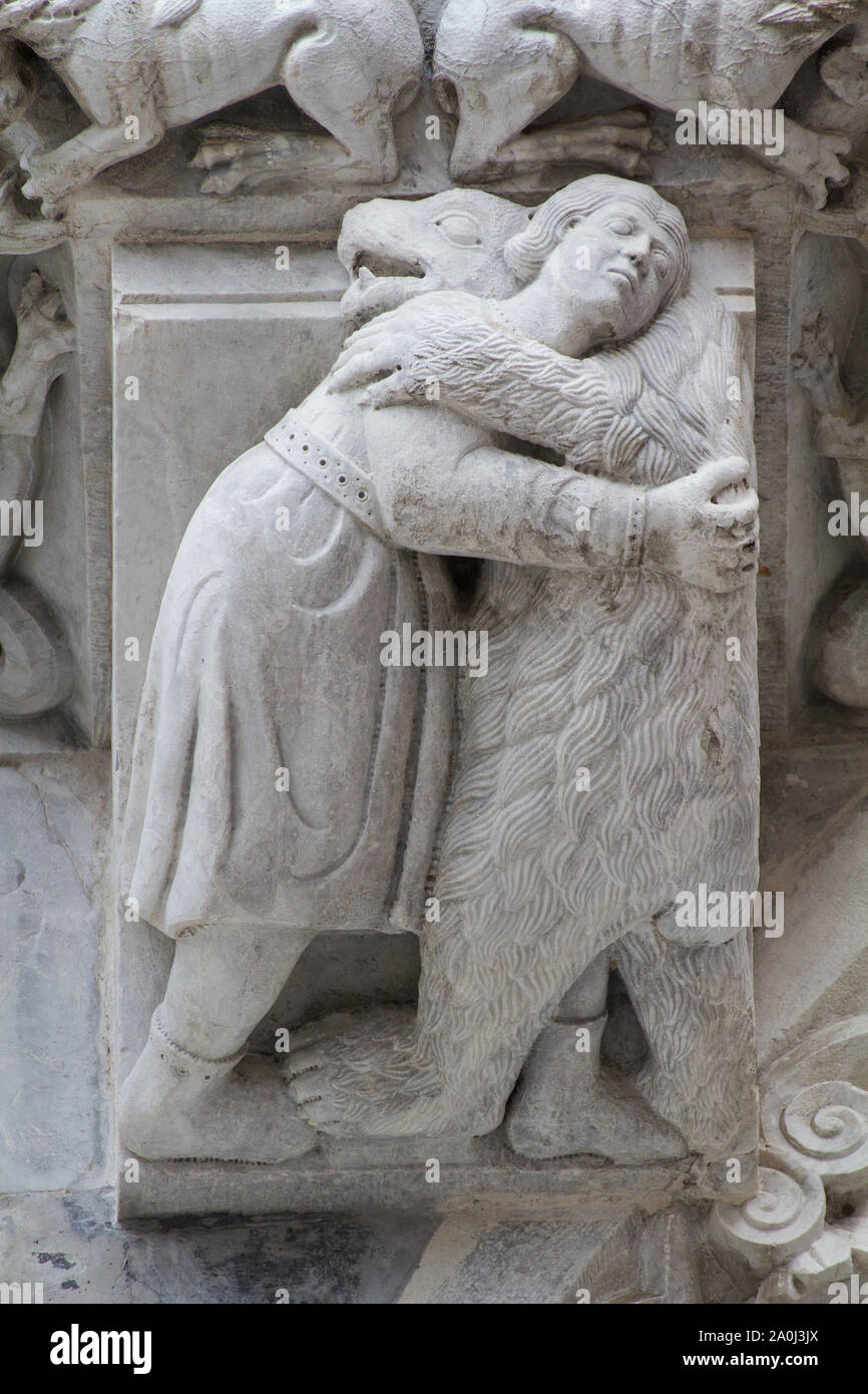 Mittelalterliche Bilder: ein Bär, ein Mann (XIII C)-romanischen Fassade der Kathedrale von Saint Martin in Lucca (Toskana, Italien) Stockfoto