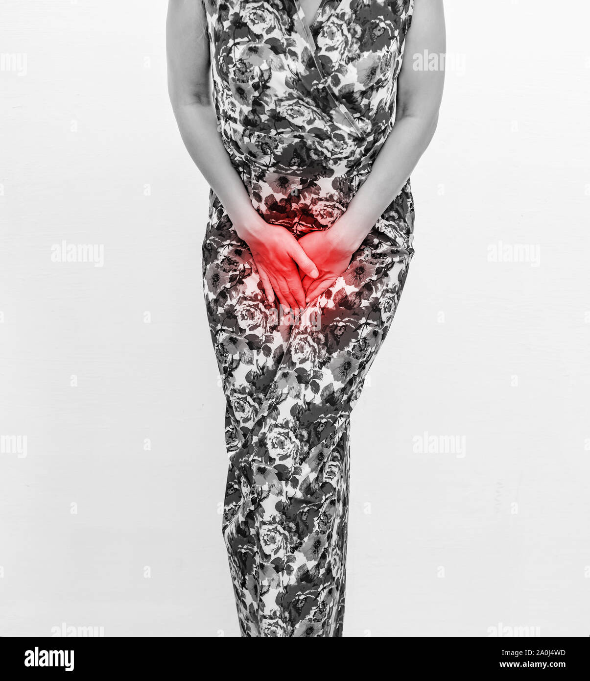 Frau im langen Kleid presst ihre Hände auf ihrem Bauch, Schmerzen, Unannehmlichkeiten, und Harninkontinenz. Gynäkologische Probleme, Frauen Stockfoto