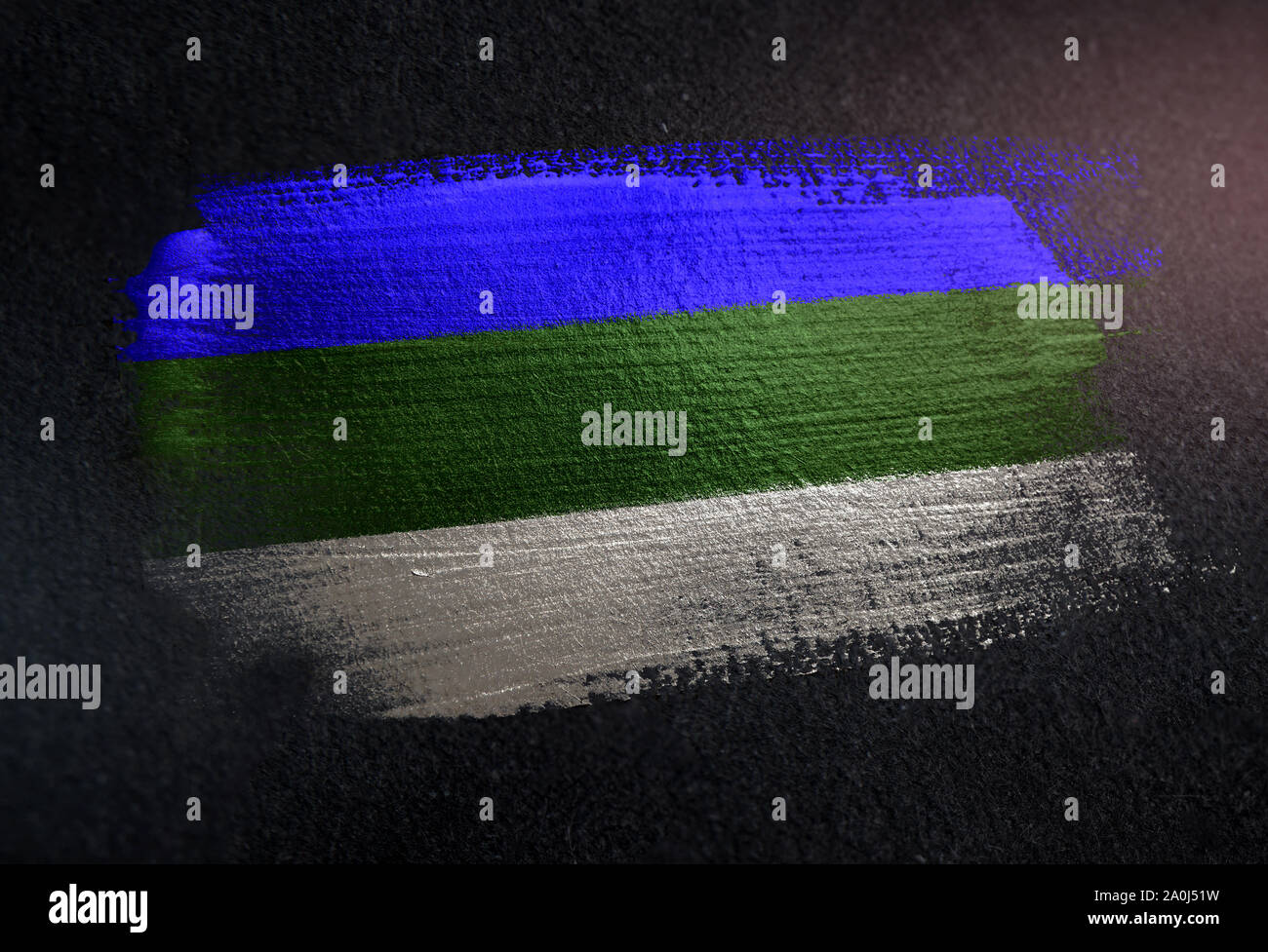 Republik Komi Flagge aus metallischen Bürste Farbe auf Grunge dunkle Wand Stockfoto